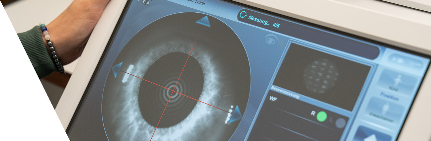 Bei Brillen Bussemass bieten wir Ihnen ein Spektrum an Augenuntersuchungen, das dem eines Augenarztes vergleichbar ist. Vereinbaren Sie kurzfristig einen Termin! Das Screening Ihrer Augen erfolgt direkt und bequem in unserem Ladengeschäft Unter den Ulmen 47 in Gütersloh.  Vereinbaren Sie einen Termin: 0 52 41 / 53 24 80