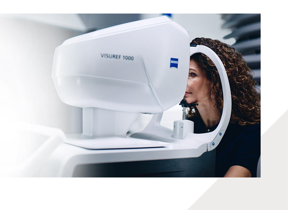Das VISUREF 1000 ist ein multifunktionales Refraktionsgerät, das vom Weltmarktführer ZEISS entwickelt wurde. Das System liefert hochpräzise Informationen und ein vollständiges Bild des vorderen und hinteren Augenabschnitts.